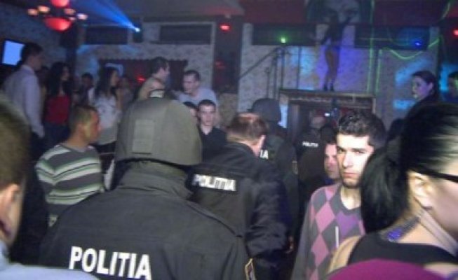 DISTRACŢIE CU MASCAŢI: cluburile din Mamaia, CĂLCATE de luptătorii SAS. Poliţiştii au confiscat 6.750 de lei